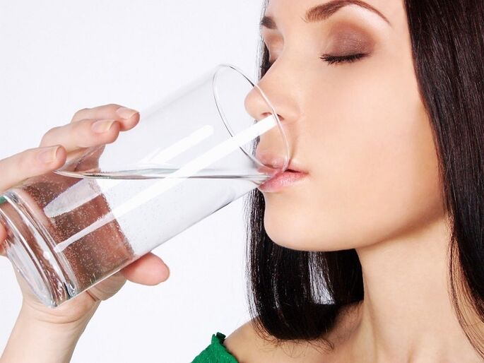 Beber muita água pura ajuda a limpar o corpo das toxinas do álcool. 