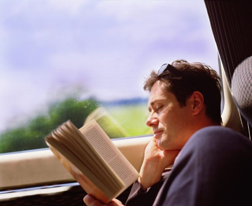 Lendo um livro sobre os perigos do álcool com uma percepção positiva