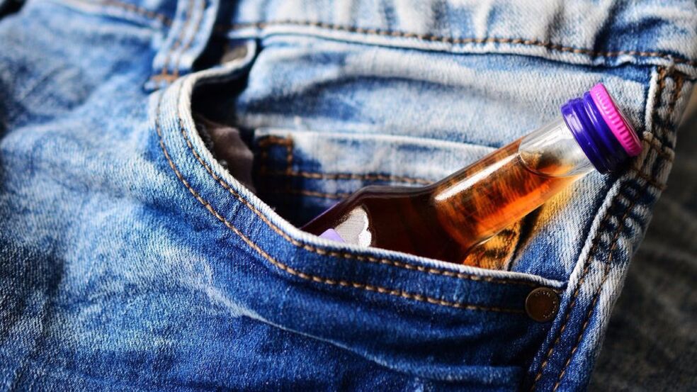 Uma garrafa de álcool no seu bolso