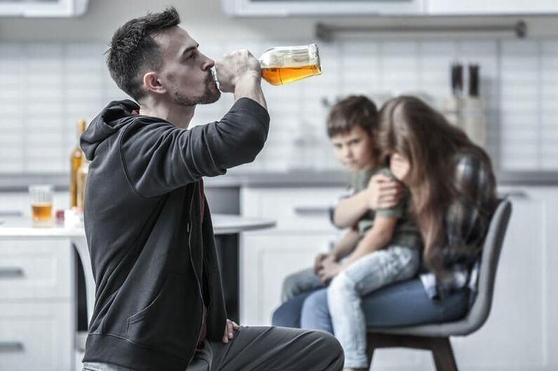 um homem bebe álcool como ajudá-lo a parar