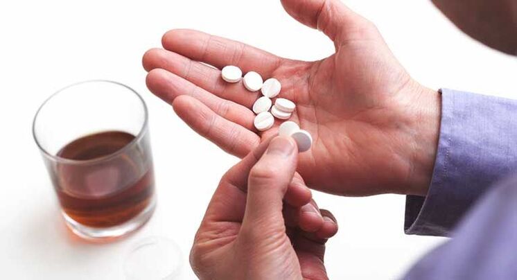 É possível beber álcool com antibióticos