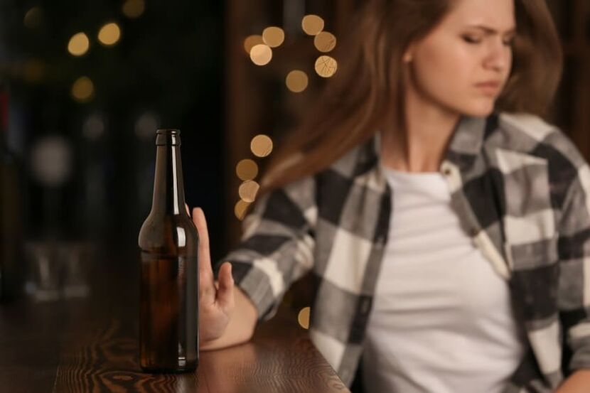 a mulher está se voltando para o álcool