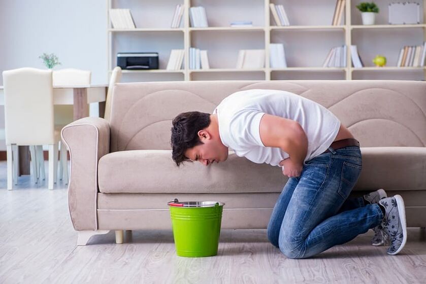 um homem tem náuseas depois de beber álcool